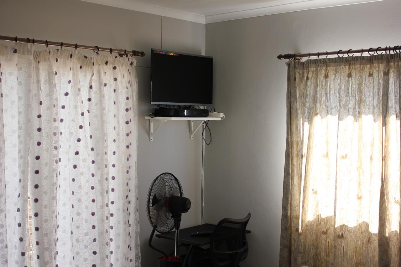 Coco Palm Bed&Breakfast Windhoek Bagian luar foto