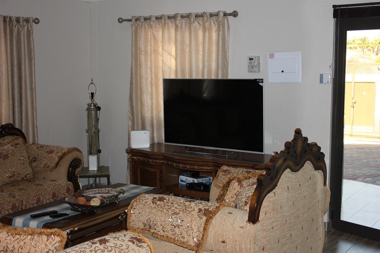 Coco Palm Bed&Breakfast Windhoek Bagian luar foto