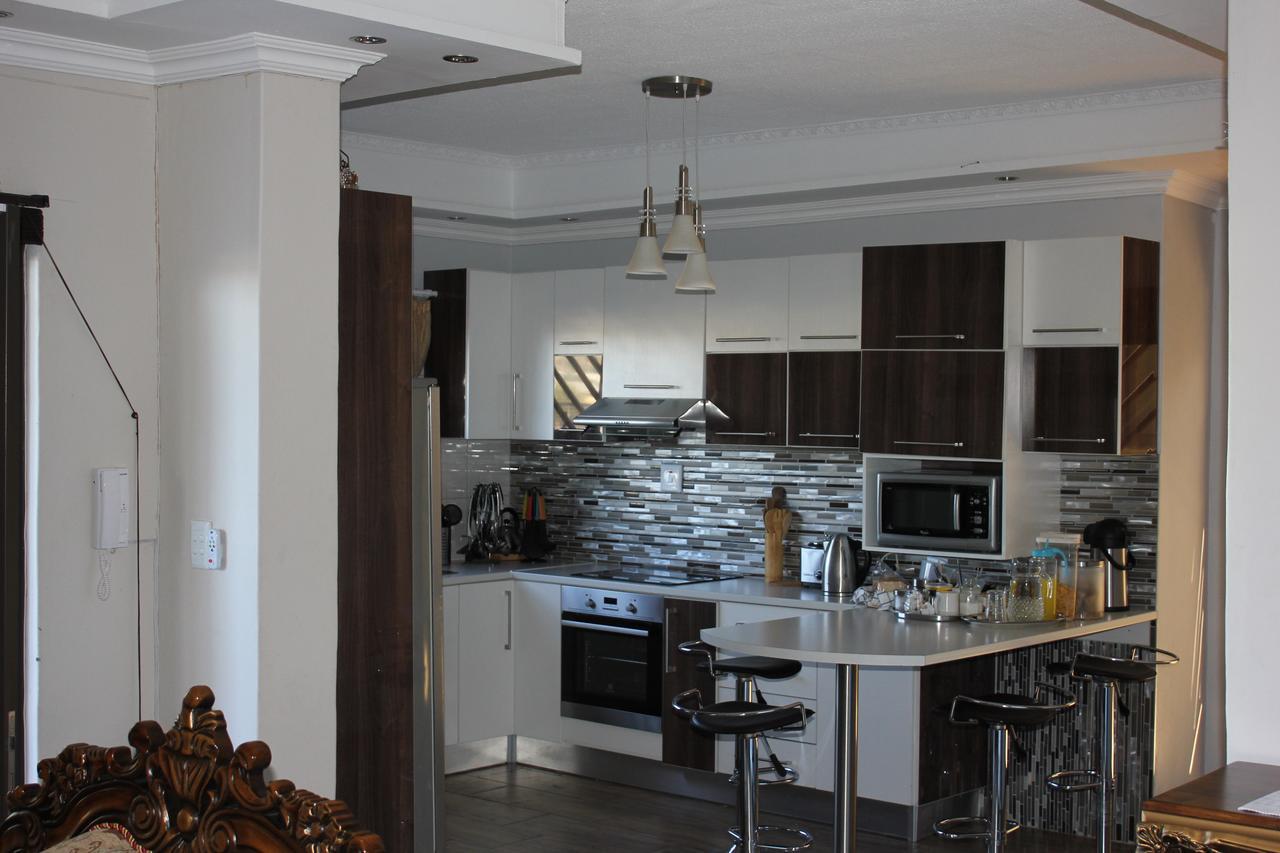 Coco Palm Bed&Breakfast Windhoek Bagian luar foto